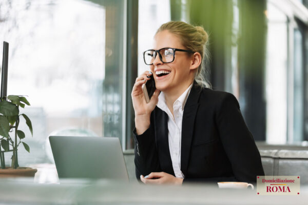 Foto di segretaria virtuale che risponde al telefono per tuo conto