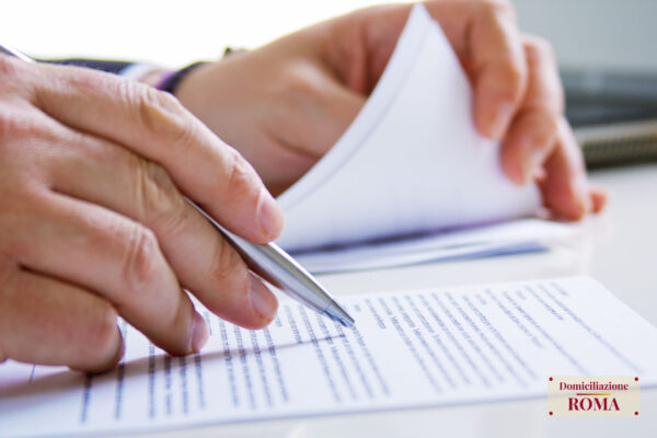 Foto di titolare dell'azienda che firma un contratto di domiciliazione legale di persona
