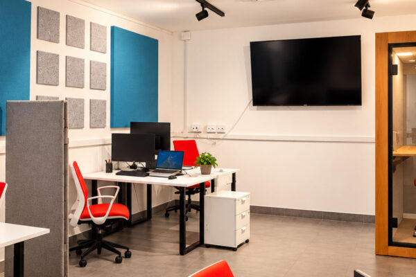 Area coworking con postazioni, pannelli fonoassorbenti e phone booth nel Business Center di Pomezia
