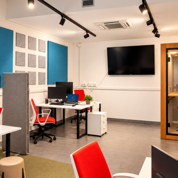 Area coworking con postazioni, pannelli fonoassorbenti e phone booth nel Business Center di Pomezia