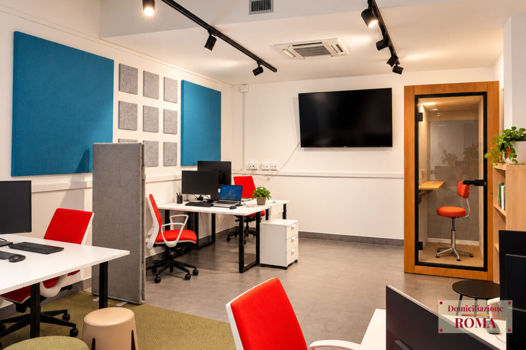 Zona coworking con postazioni, smart TV e phone booth a Pomezia
