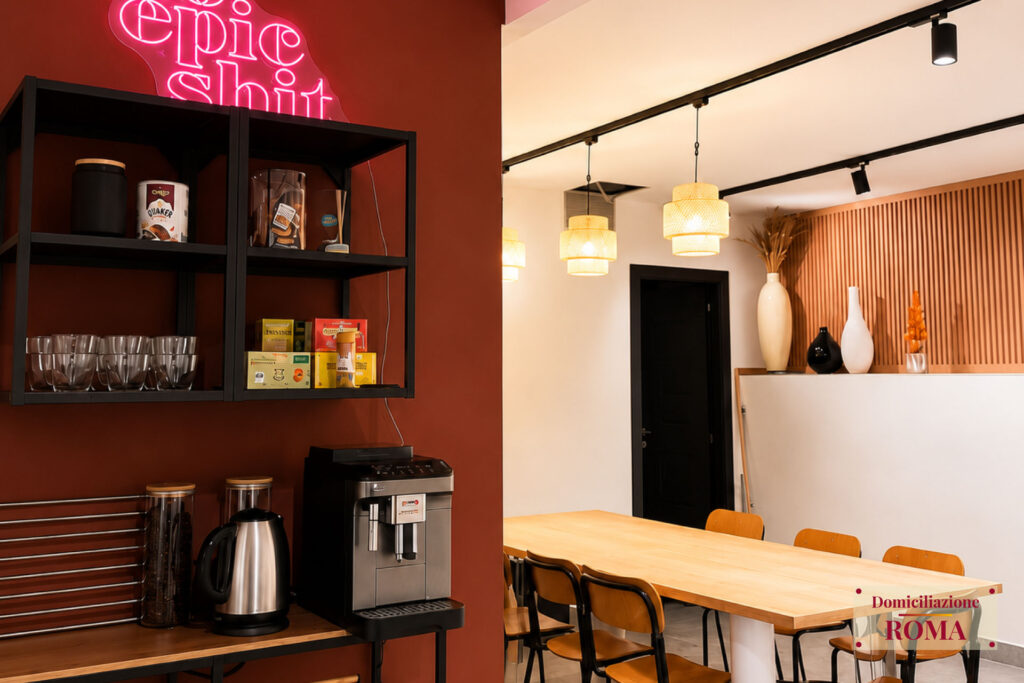 Zona pranzo e angolo caffè del coworking di Pomezia